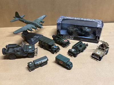 beaucoup de véhicules militaires miniatures et d'autres véhicules sur la table
