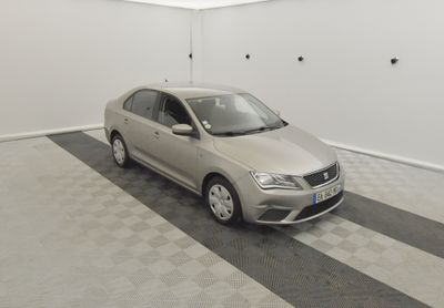 une photo d'une voiture argentée dans un garage