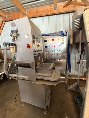 une machine qui se trouve à l'intérieur d'un bâtiment
