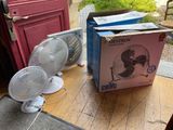 une boîte avec un ventilateur et une boîte contenant un ventilateur