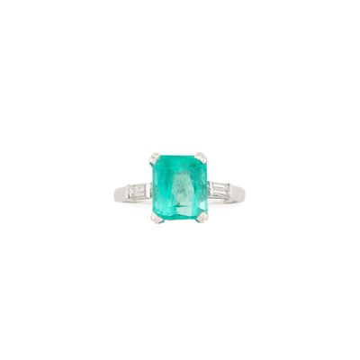 une bague en émeraude et diamant