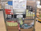 un chariot contenant de nombreuses caisses de denrées alimentaires dans un entrepôt
