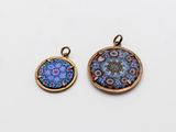 deux pendentifs ornés de motifs bleus et violets
