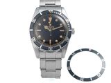 une image représentant une montre et une bague sur un fond blanc