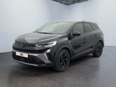 un SUV gris garé dans une pièce au sol noir