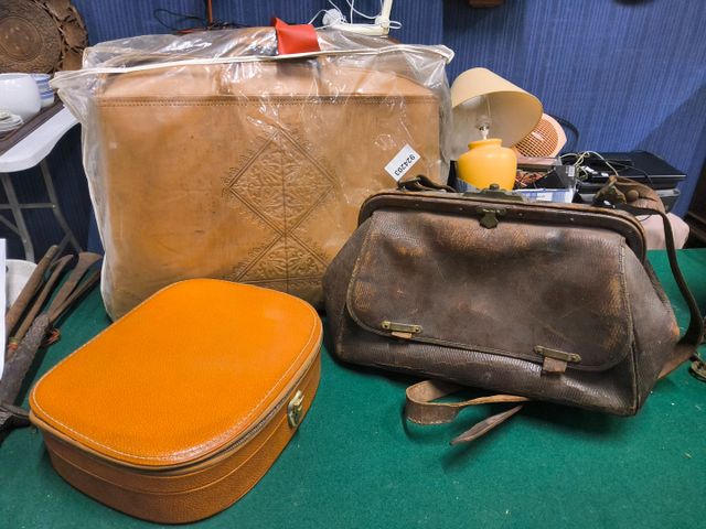 Lot comprenant un sac en cuir neuf d’afrique du Nord, un sac en c...
