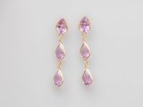 une paire de boucles d'oreilles en améthorate et en or sur fond blanc