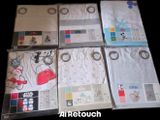 de nombreux modèles différents de t-shirts disposés sur une table