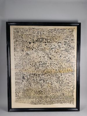 une photo encadrée représentant un bout de papier sur lequel figurent des inscriptions