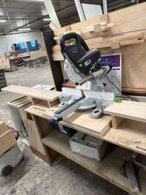une machine qui découpe du bois sur un établi
