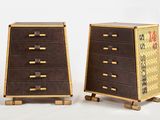deux coffres en bois avec des tiroirs de chaque côté
