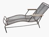 un fauteuil de salon en métal avec une assise et des accoudoirs en bois
