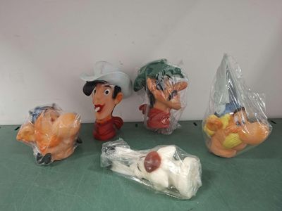 cinq figurines du même personnage dans des sachets en plastique