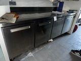 une image d'une cuisine avec beaucoup d'espace de travail