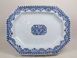 une assiette bleue et blanche ornée d'un motif décoratif