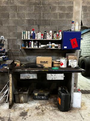 une image d'un établi dans un garage