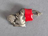 une épingle en argent surmontée d'un chapeau rouge