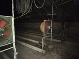 un ventilateur posé au milieu d'une pièce