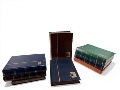 Suite de huit albums de timbres, principalement Monaco : - C…
