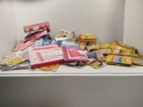 une pile de bonbons et de barres chocolatées sur une étagère