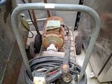 une photo d'un petit chariot avec un tuyau et d'autres outils