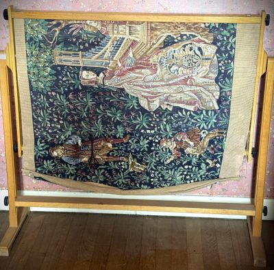 une image d'une tapisserie accrochée au mur