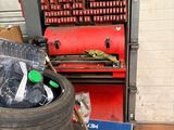 un tas de pneus et d'autres objets dans un garage