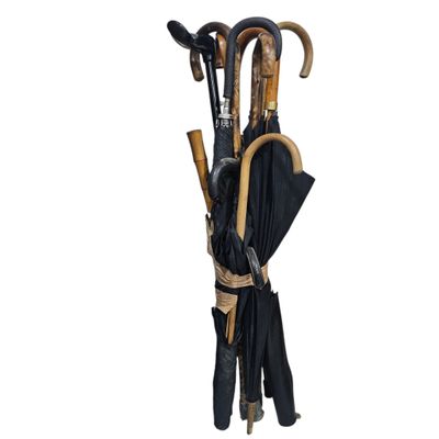un parapluie noir avec un manche en bois et un parapluie noir avec un manche en bois