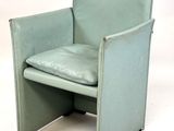 fauteuil en cuir vert avec une structure métallique et un repose-pieds
