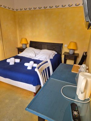 SUR DÉSIGNATION Lit et literie, deux chevets, deux lampes, t…