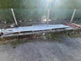 un banc posé au bord de la route