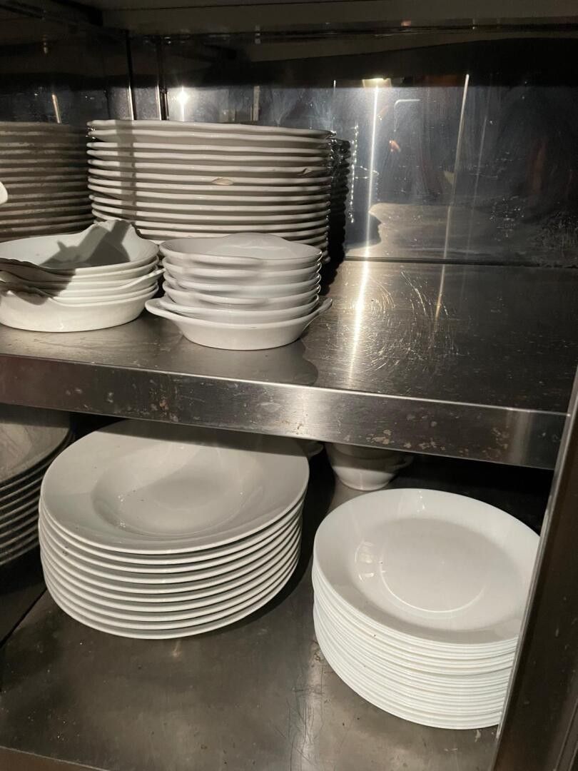 Lot d'assiettes : assiettes creuses, plates, assiettes à des…