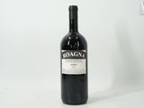 une bouteille de vin posée sur une table