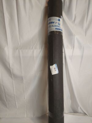 le rouleau de tissu noir est posé sur un fond blanc