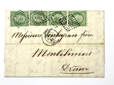 une vieille enveloppe avec un timbre sur le devant
