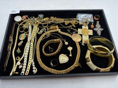 un plateau sur lequel sont disposés de nombreux bijoux en or