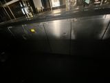 un comptoir en métal sur lequel sont posées plusieurs bouteilles