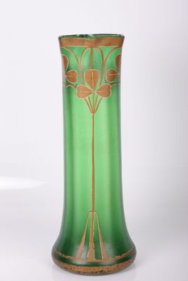 un vase en verre vert orné d'un motif doré