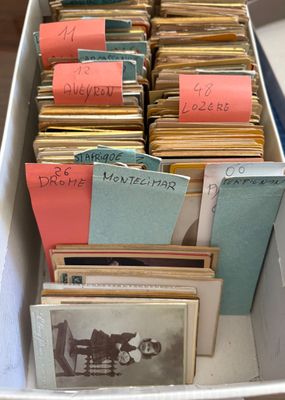 une boîte remplie de vieilles photos et de cartes postales