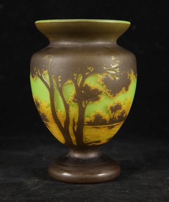 un vase sur lequel figure l'image d'un arbre
