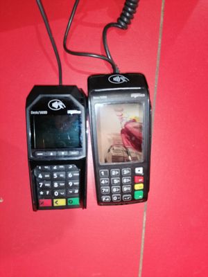 deux téléphones portables branchés sur un chargeur