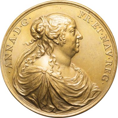 un gros plan sur une médaille d'or représentant le visage d'une femme