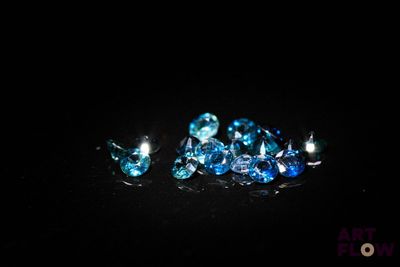 deux diamants bleus et blancs sur un fond noir