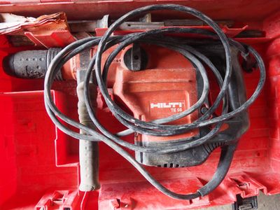 une boîte à outils rouge contenant tout un tas d'outils