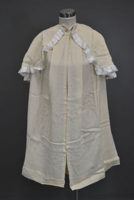 Cape de baptême, circa 1927 Expert : Monsieur Aymeric de Vil…