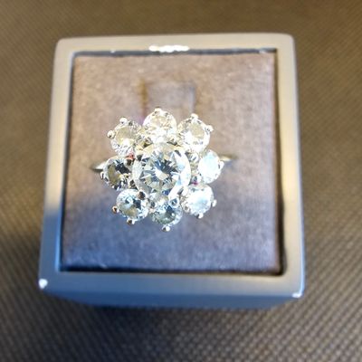 une bague en diamant dans un écrin posé sur une table