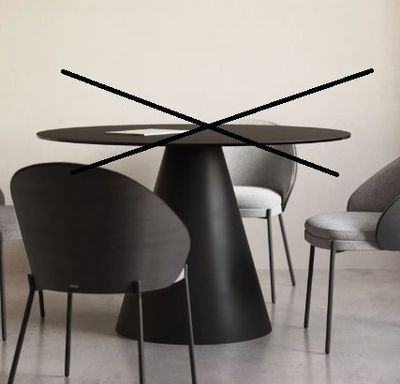 quatre chaises disposées autour d'une table sur laquelle se trouve une horloge