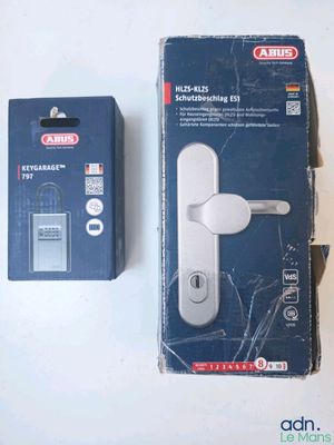 deux boîtes contenant des appareils électroniques posées sur une table