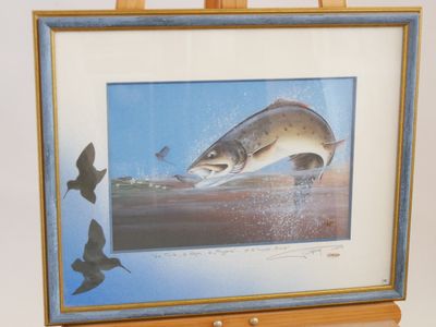 une photo d'un poisson qui saute hors de l'eau
