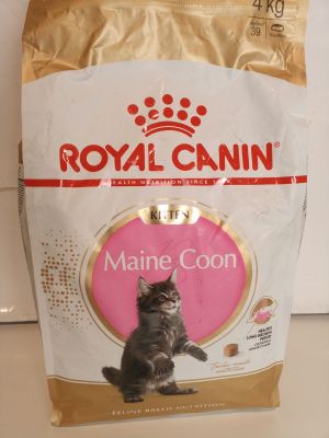 un sac de croquettes pour chat posé sur un plan de travail
